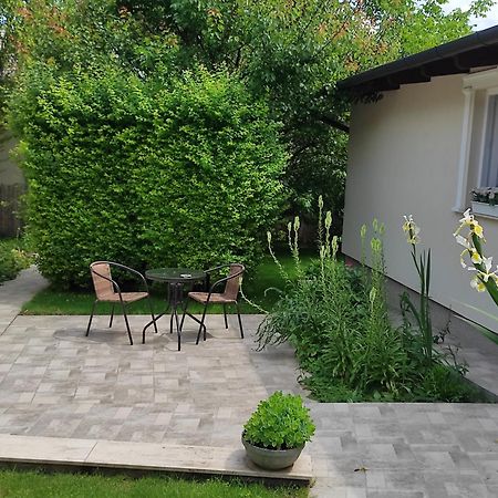 Garden Home Törökbálint Buitenkant foto